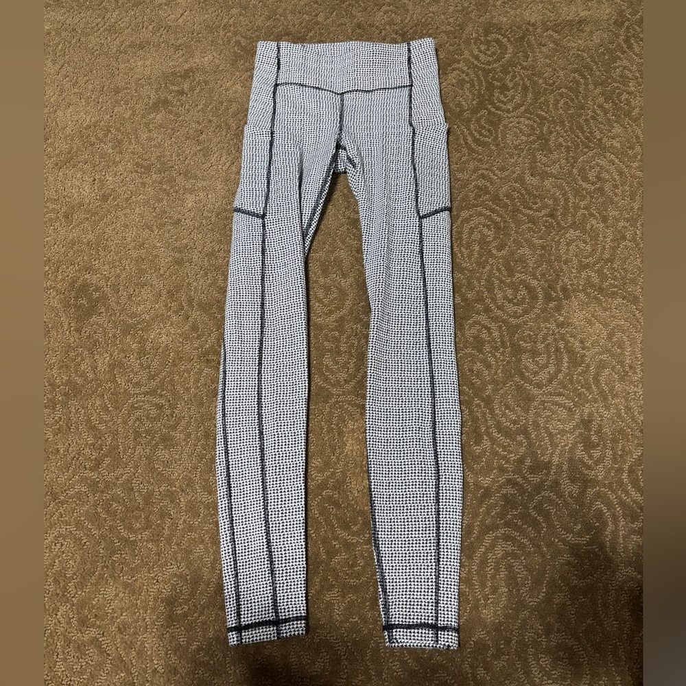 LULULEMON - Black and White Checkered Leggings. Full length - Size 4
